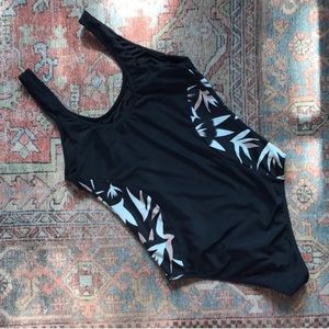Seea Lola one piece medium